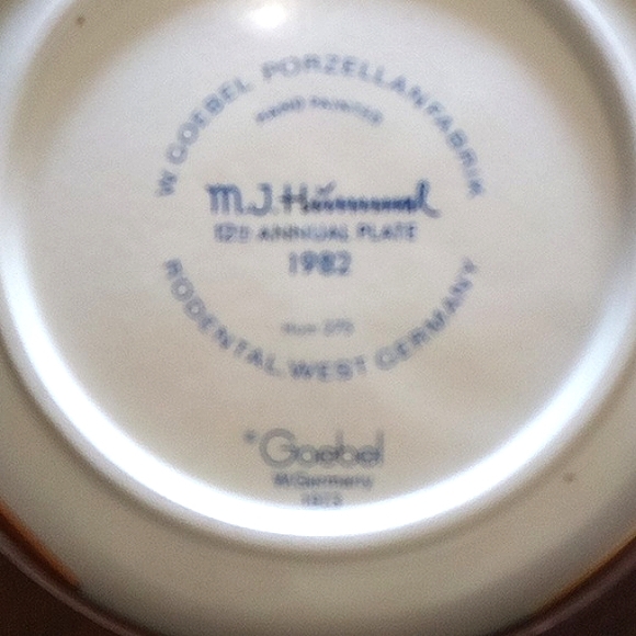 M.I.Hummel Decorative Plate 1982 - Picture 7 of 7